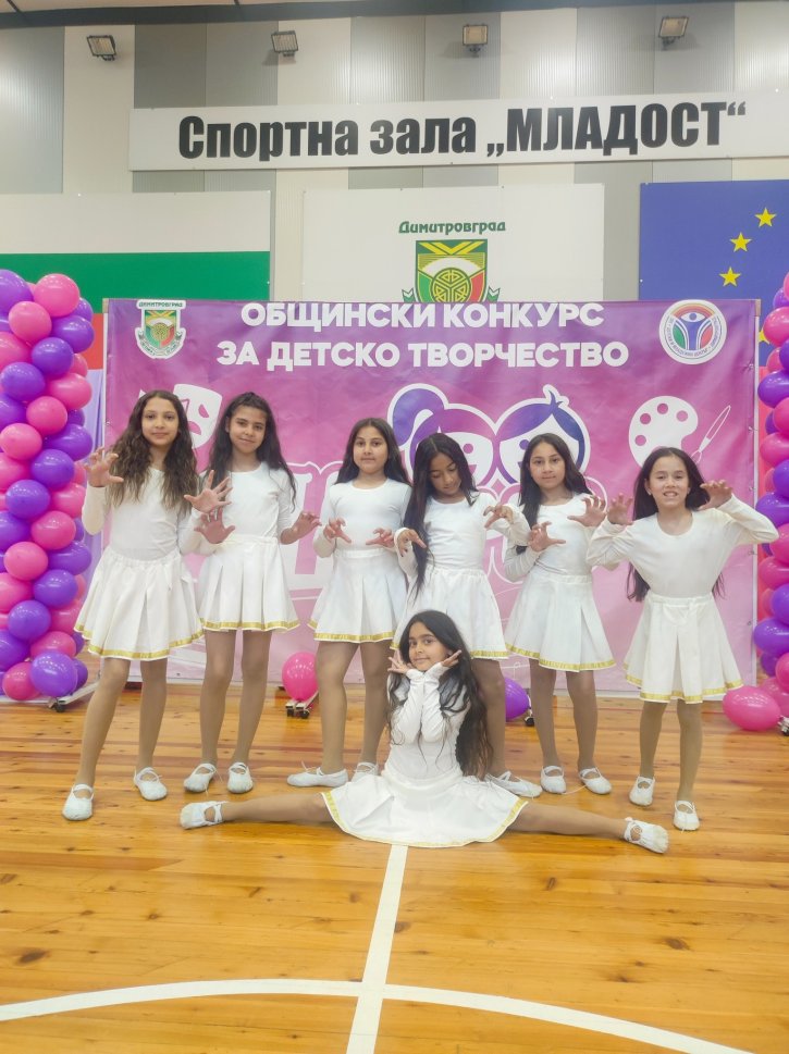Звездните момичета на конкурс за детско творчество 