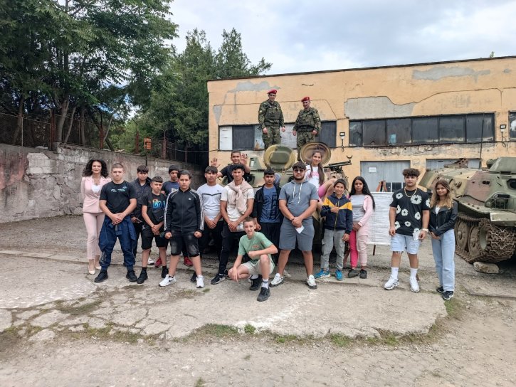 Посещение във военно формирование