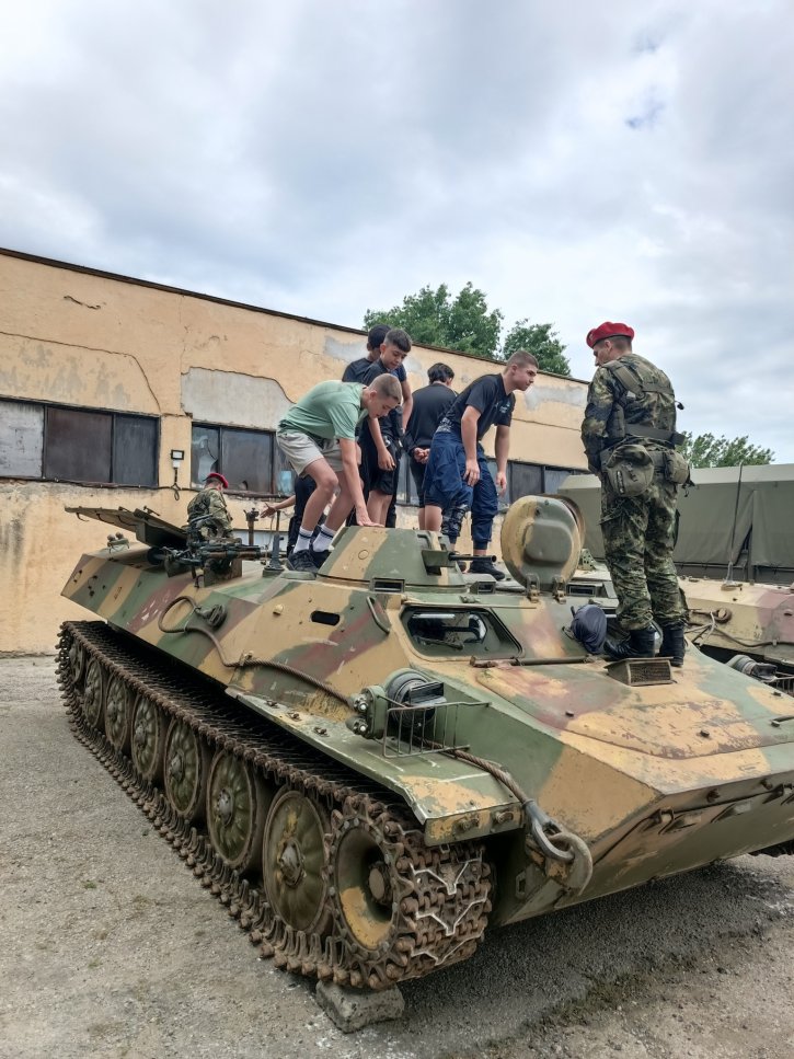 Посещение във военно формирование