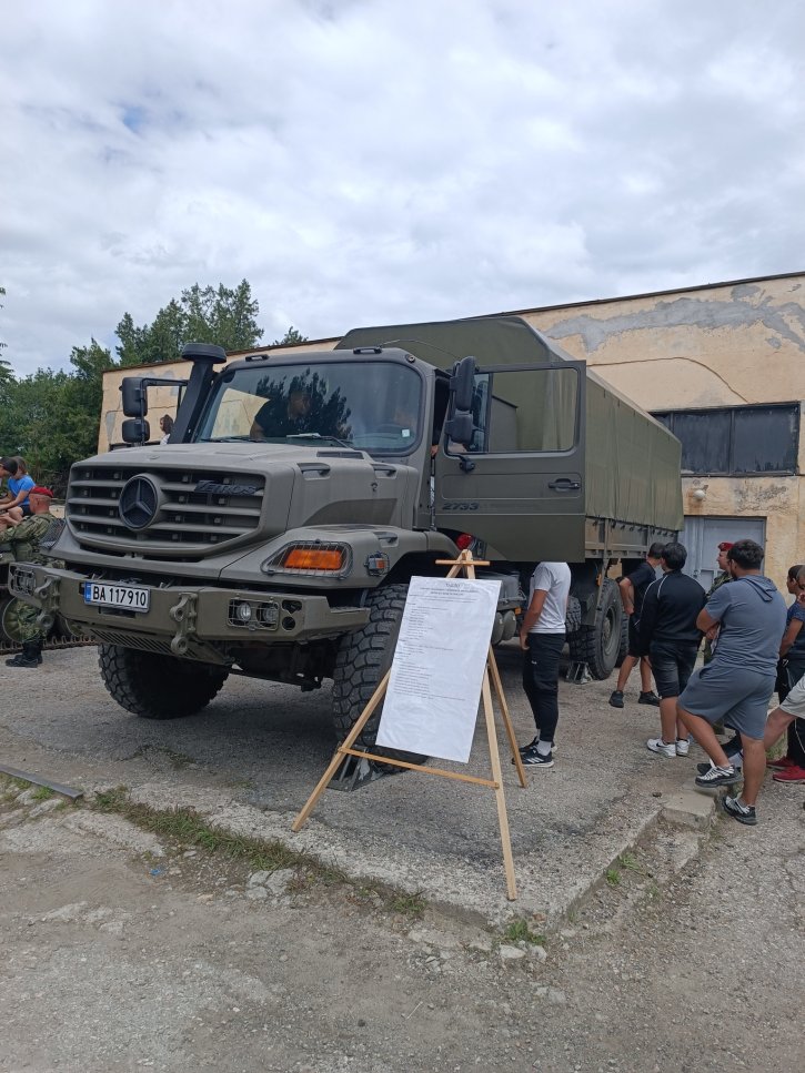 Посещение във военно формирование