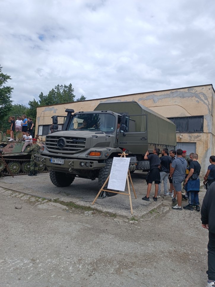 Посещение във военно формирование