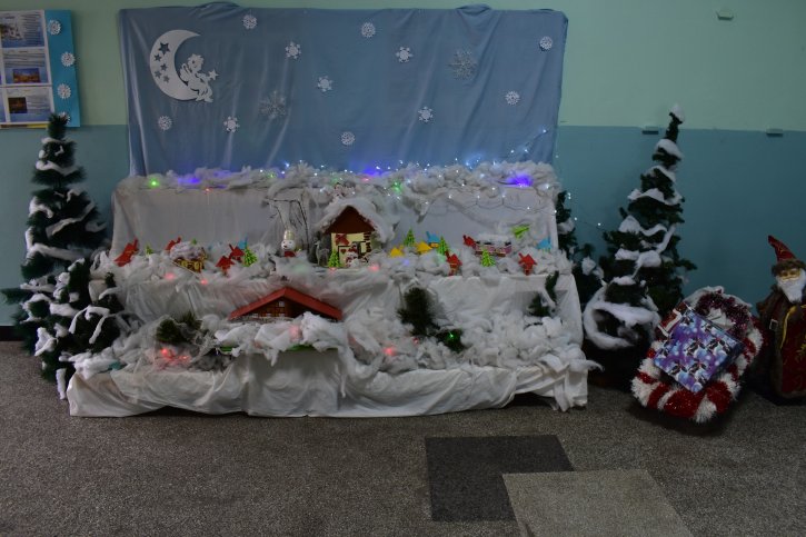 Коледна украса в ОбУ „Св. св. Кирил и Методий“, гр. Димитровград