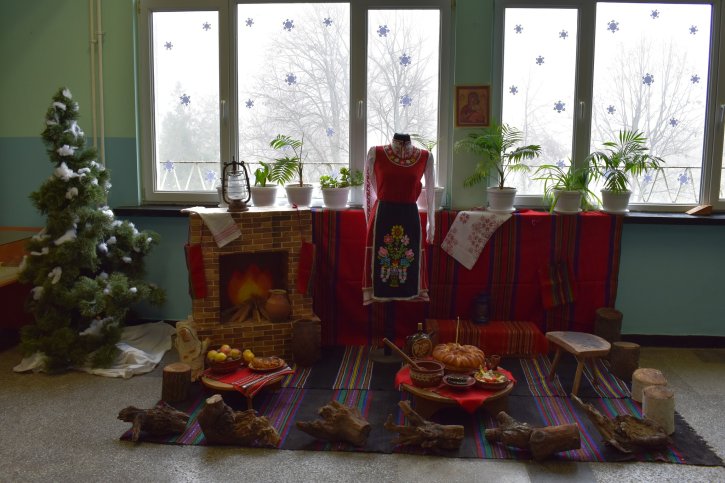 Коледна украса в ОбУ „Св. св. Кирил и Методий“, гр. Димитровград