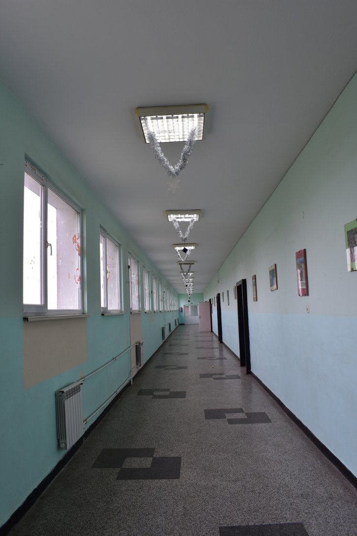 Коледна украса в ОбУ „Св. св. Кирил и Методий“, гр. Димитровград