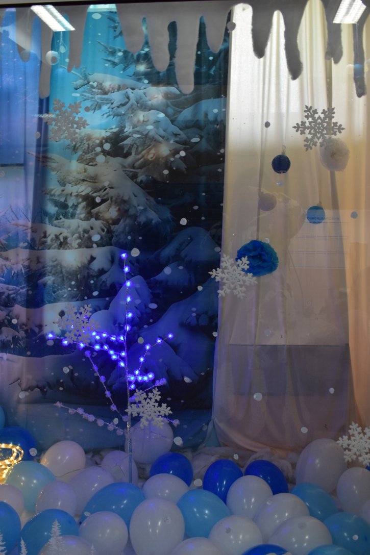 Коледна украса в ОбУ „Св. св. Кирил и Методий“, гр. Димитровград