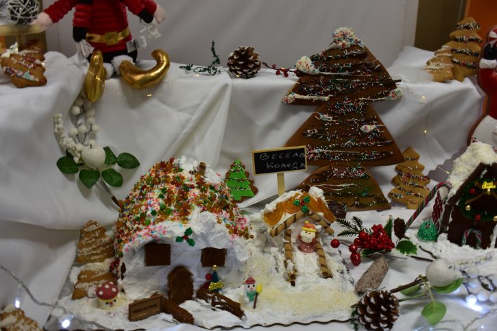 Коледна украса в ОбУ „Св. св. Кирил и Методий“, гр. Димитровград