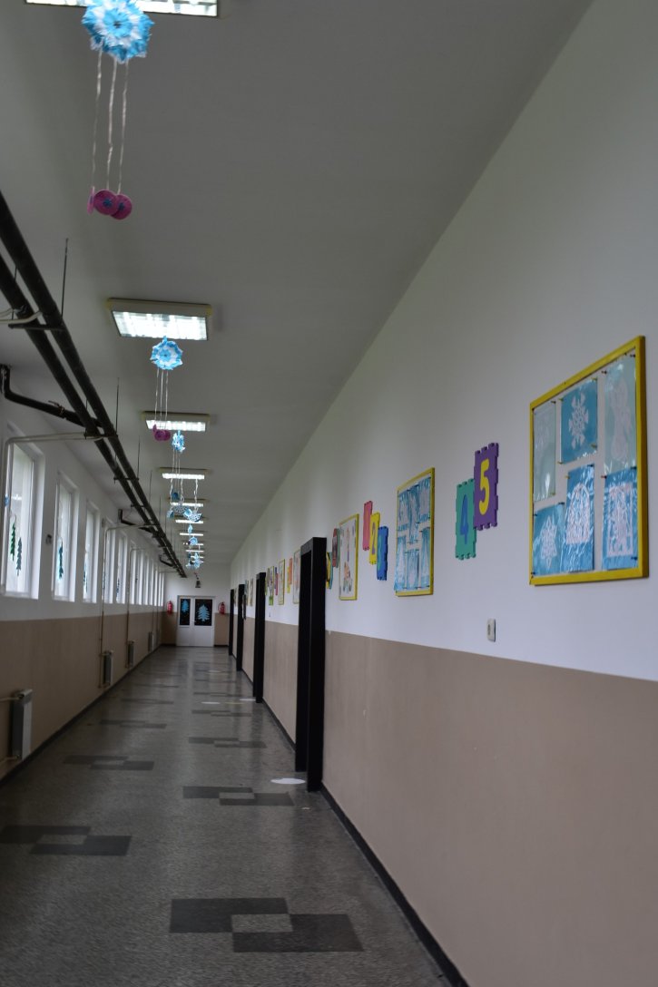 Коледна украса в ОбУ „Св. св. Кирил и Методий“, гр. Димитровград