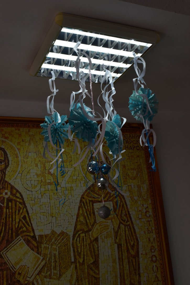 Коледна украса в ОбУ „Св. св. Кирил и Методий“, гр. Димитровград