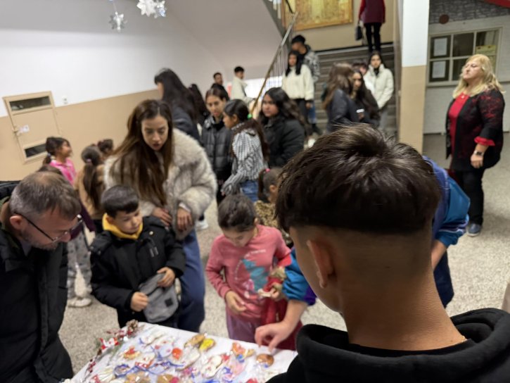 Благотворителен коледен базар по време на голямо междучасие в ОбУ 