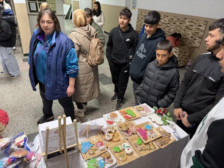 Благотворителен коледен базар по време на голямо междучасие в ОбУ 
