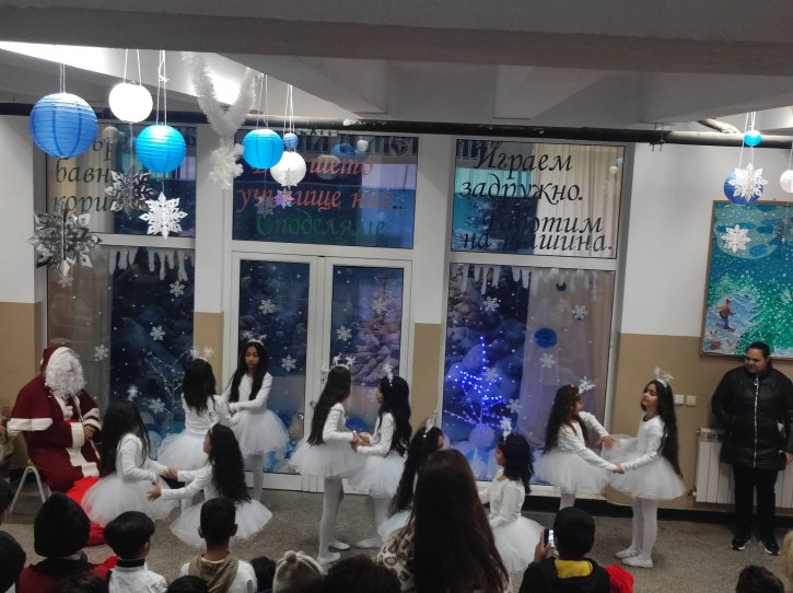 Коледно тържество в начален етап