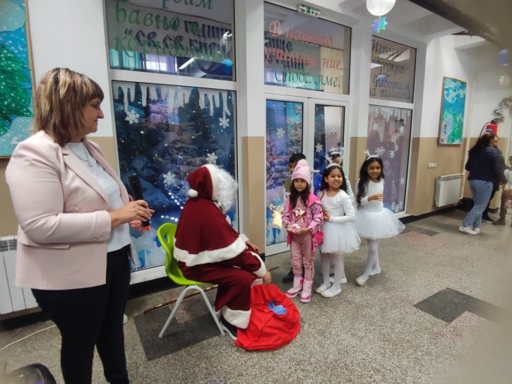 Коледно тържество в начален етап