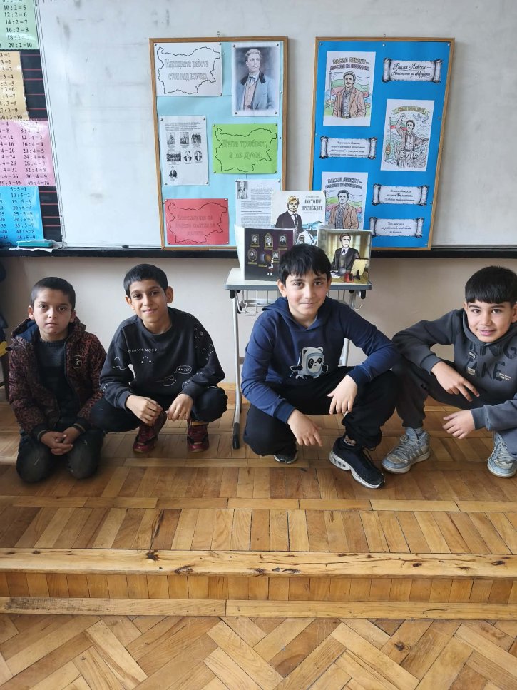 Учениците от ЦДО 4. клас изработиха табло за деня на Левски