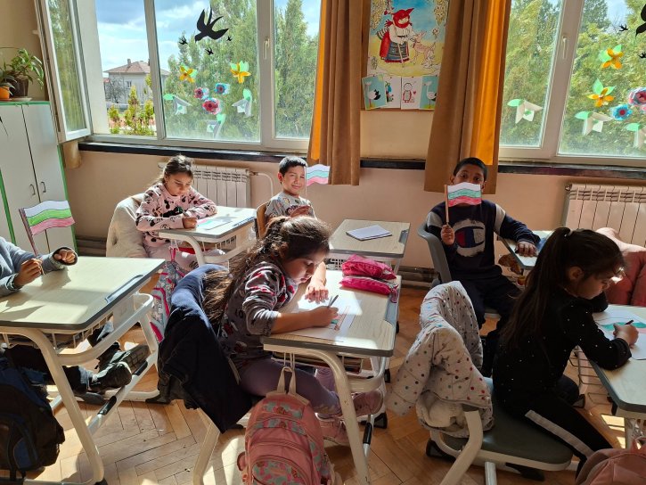 Родолюбците от втори клас подготвят знаменца за Националния празник на нашата родината.