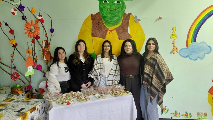 Баба Марта на гости на учениците от начален етап.