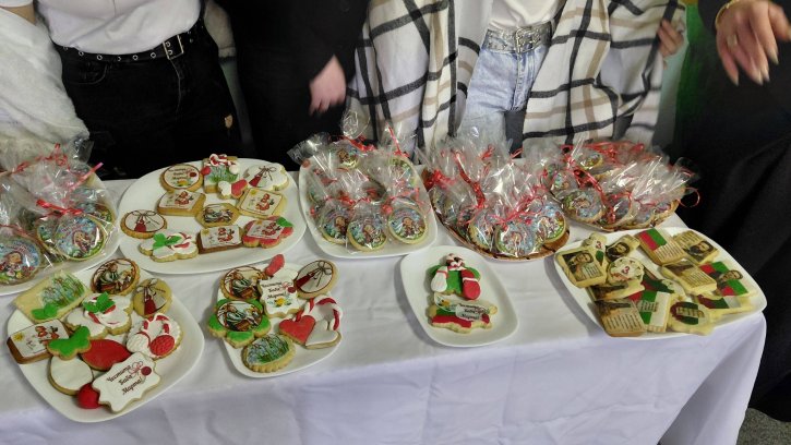 Баба Марта на гости на учениците от начален етап.