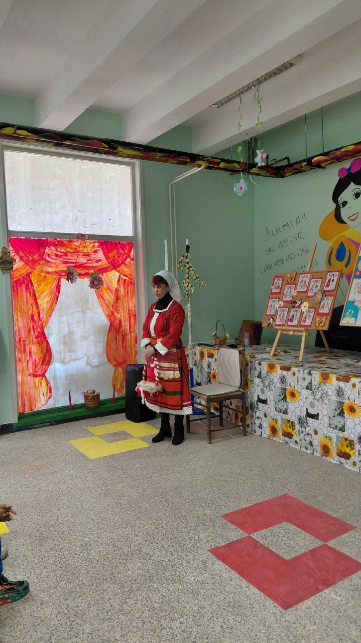 Баба Марта на гости на учениците от начален етап.