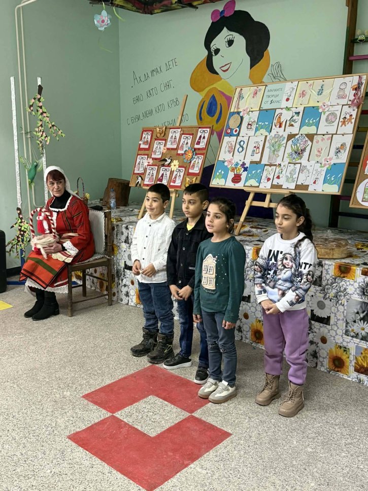 Баба Марта на гости на учениците от начален етап.