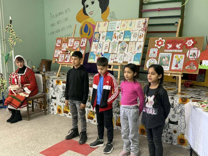 Баба Марта на гости на учениците от начален етап.