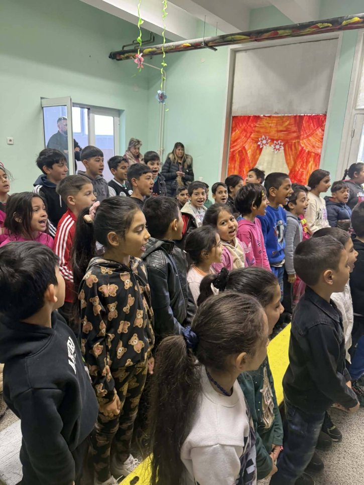 Баба Марта на гости на учениците от начален етап.