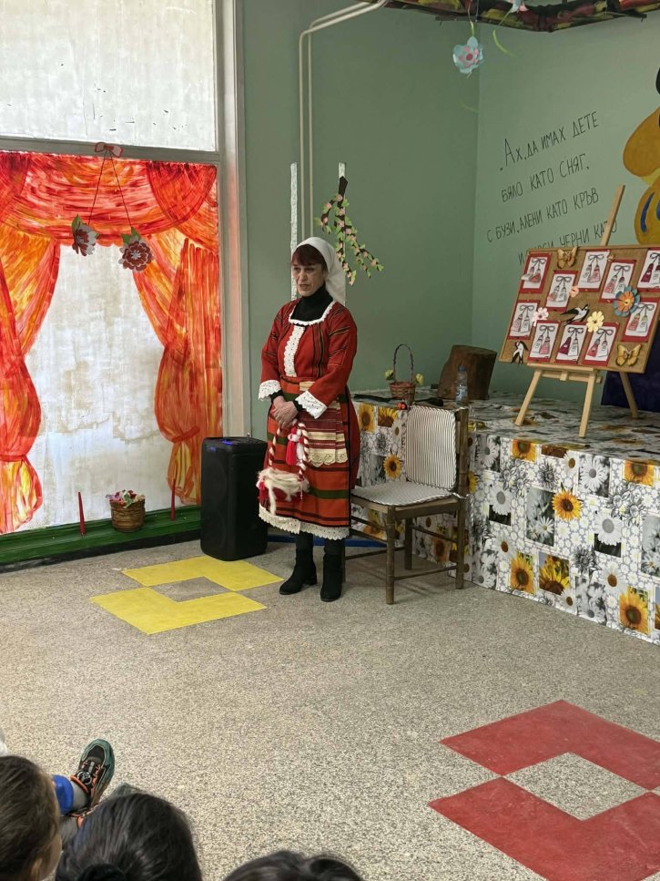 Баба Марта на гости на учениците от начален етап.