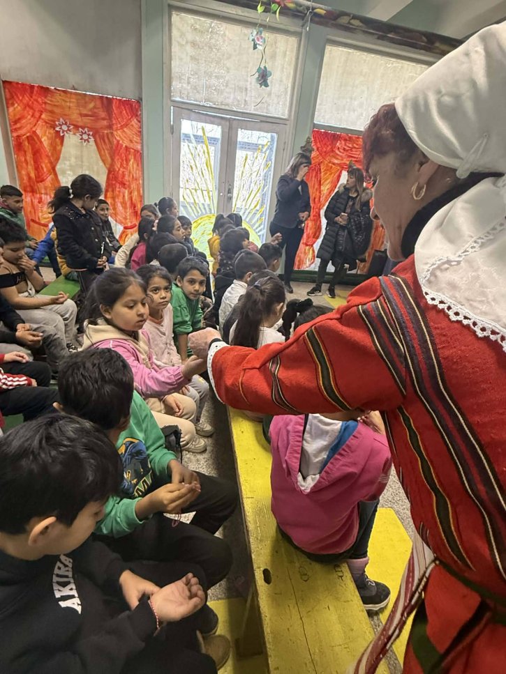 Баба Марта на гости на учениците от начален етап.