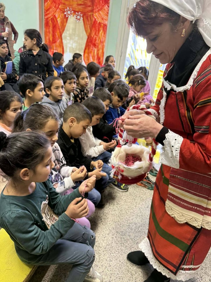 Баба Марта на гости на учениците от начален етап.