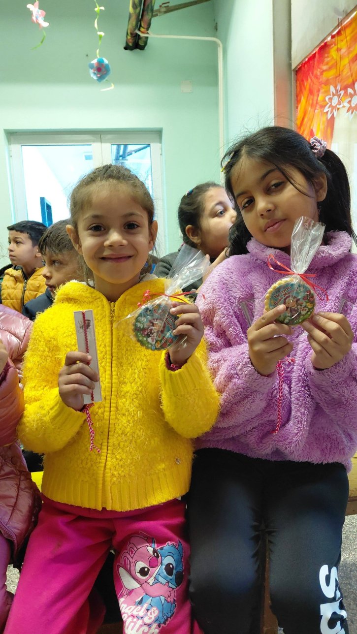 Баба Марта на гости на учениците от начален етап.