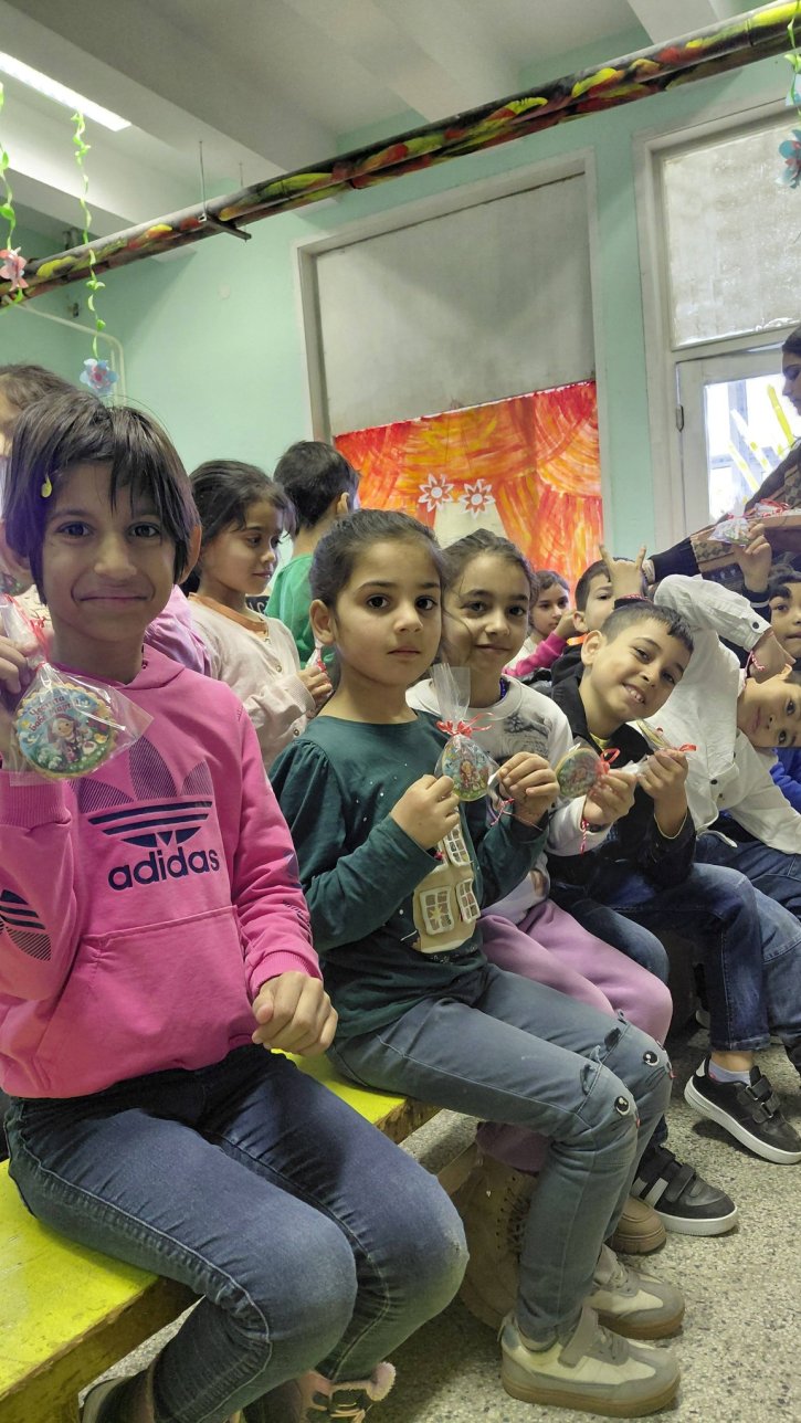 Баба Марта на гости на учениците от начален етап.