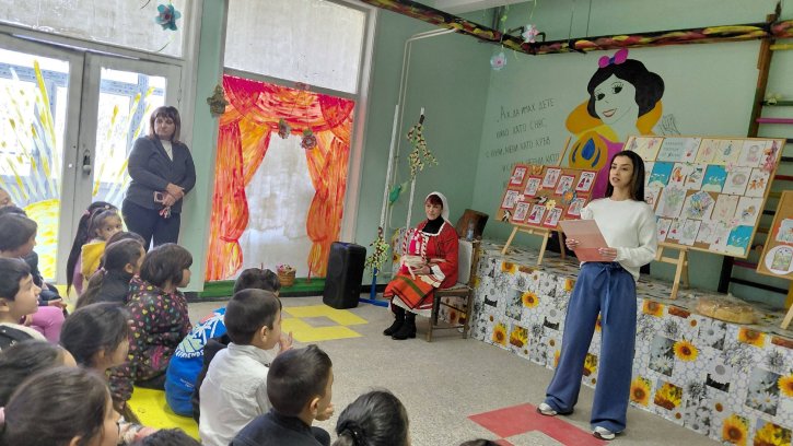 Баба Марта на гости на учениците от начален етап.