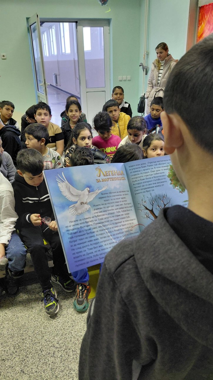 Баба Марта на гости на учениците от начален етап.