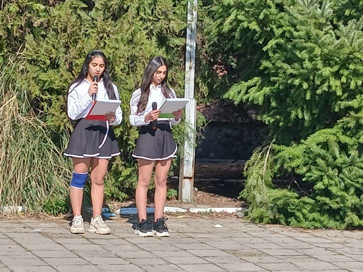 С тържествен дух и родолюбие отбелязахме 3 март в ОбУ „Св. св. Кирил и Методий“.