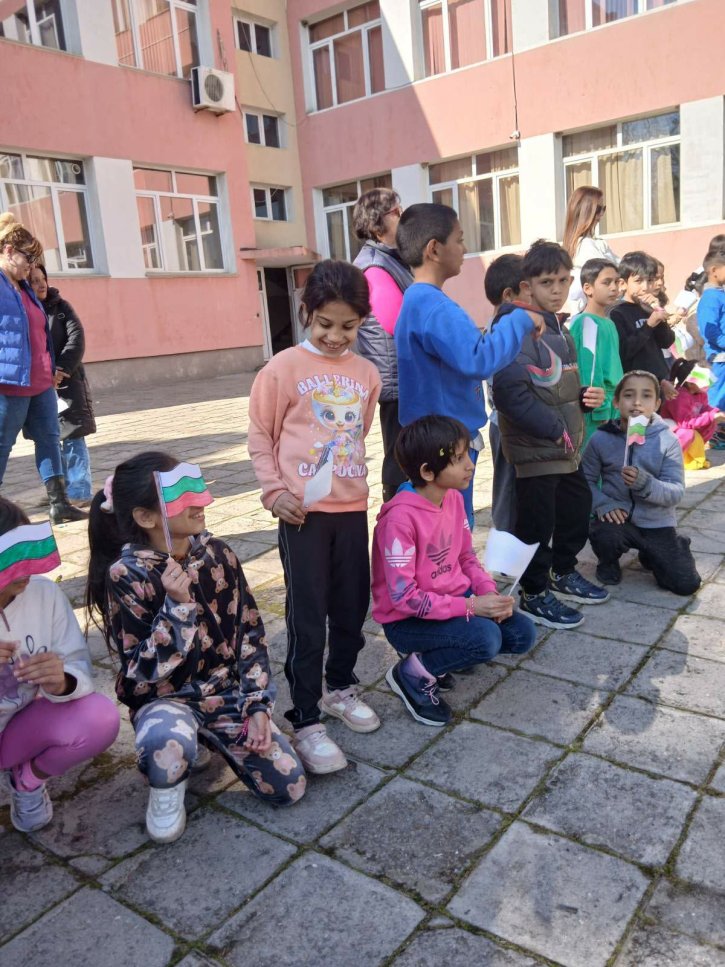 С тържествен дух и родолюбие отбелязахме 3 март в ОбУ „Св. св. Кирил и Методий“.