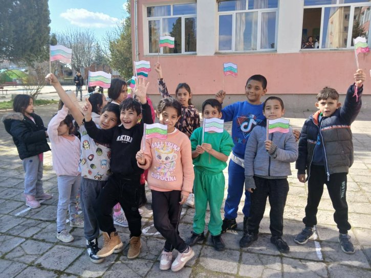 С тържествен дух и родолюбие отбелязахме 3 март в ОбУ „Св. св. Кирил и Методий“.