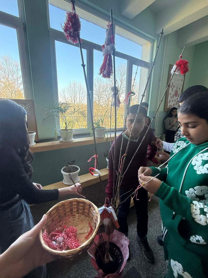 Ученическият съвет донесе пролетно настроение по случай Баба Марта