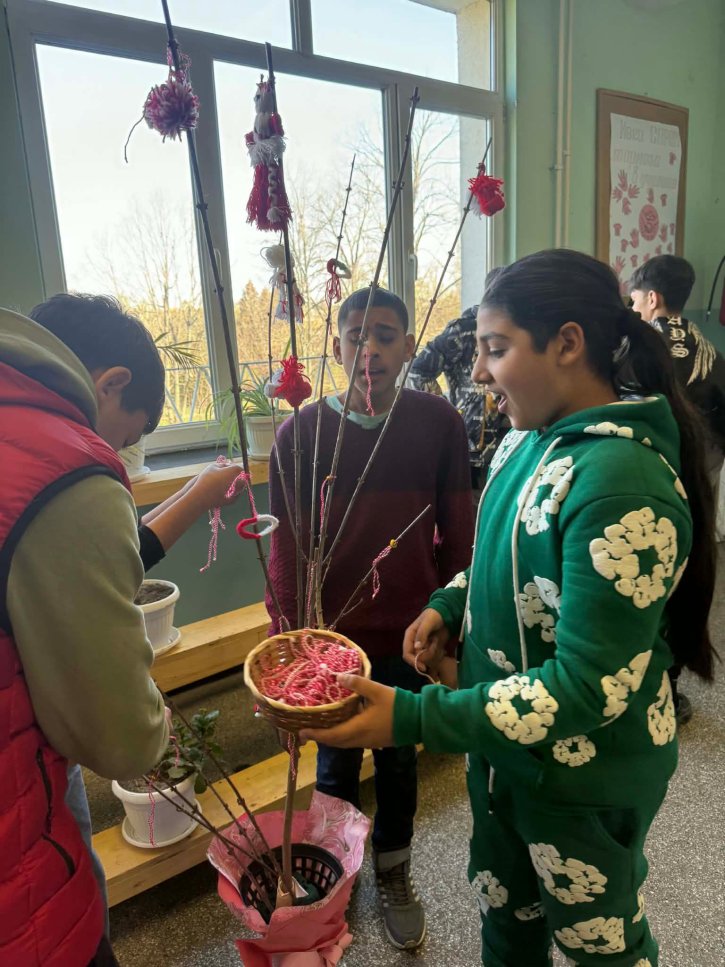 Ученическият съвет донесе пролетно настроение по случай Баба Марта