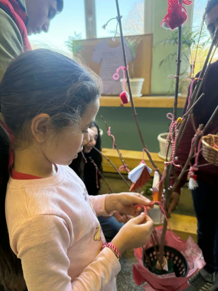 Ученическият съвет донесе пролетно настроение по случай Баба Марта