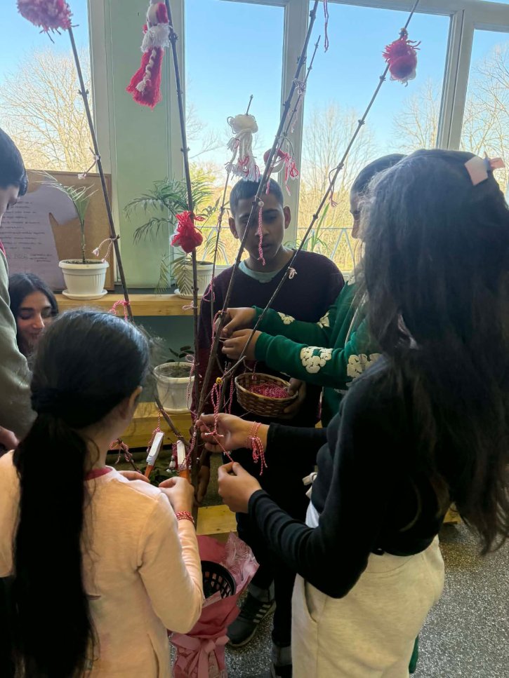 Ученическият съвет донесе пролетно настроение по случай Баба Марта