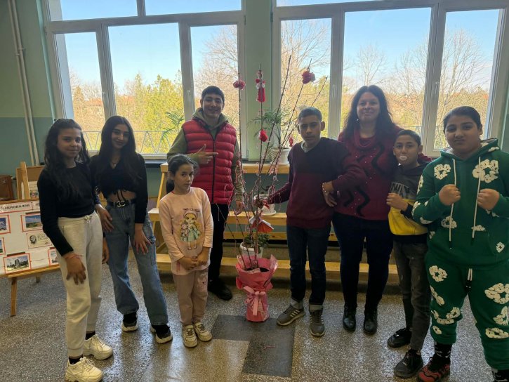 Ученическият съвет донесе пролетно настроение по случай Баба Марта