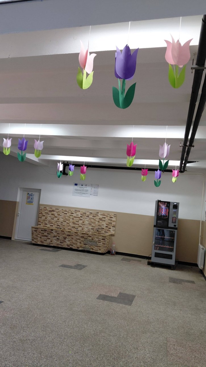 Пролетно настроение и цветна украса в начален етап.