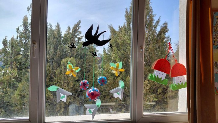 Пролетно настроение и цветна украса в начален етап.