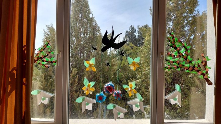 Пролетно настроение и цветна украса в начален етап.