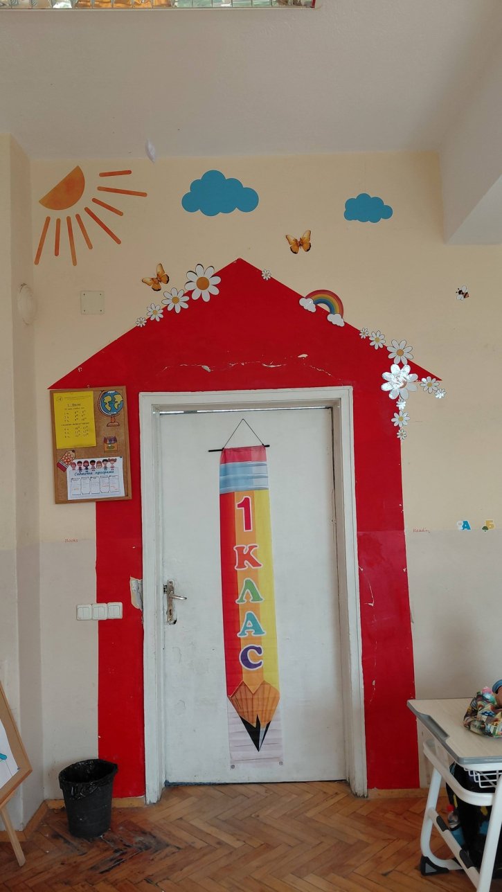 Пролетно настроение и цветна украса в начален етап.