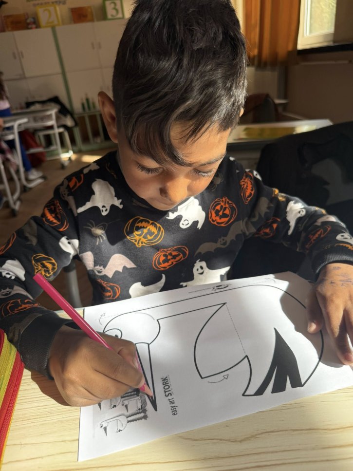 Малки творци посрещнаха пролетта с рисунки на щъркел.