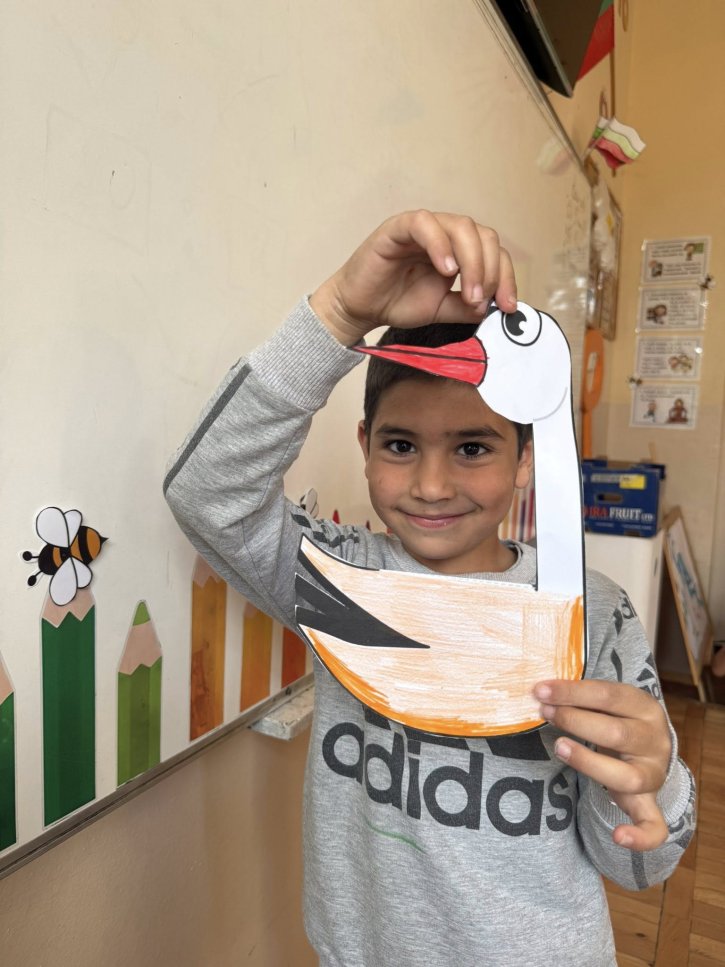 Малки творци посрещнаха пролетта с рисунки на щъркел.