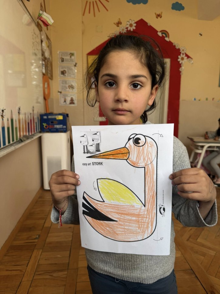 Малки творци посрещнаха пролетта с рисунки на щъркел.