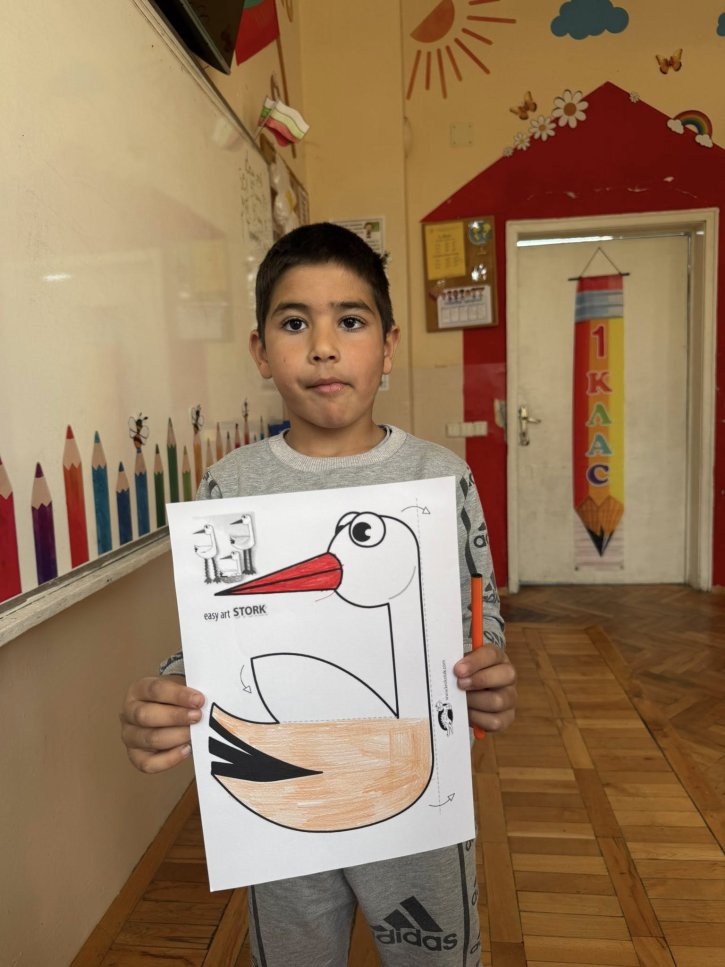 Малки творци посрещнаха пролетта с рисунки на щъркел.