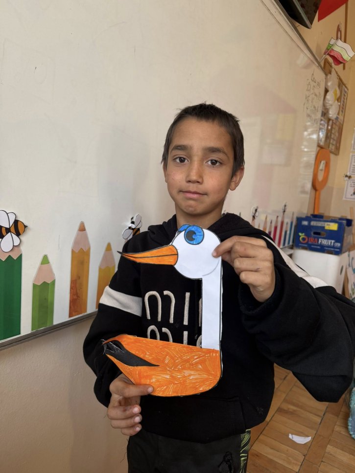 Малки творци посрещнаха пролетта с рисунки на щъркел.