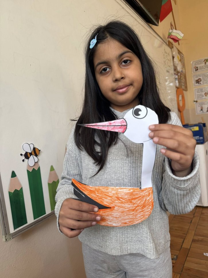 Малки творци посрещнаха пролетта с рисунки на щъркел.