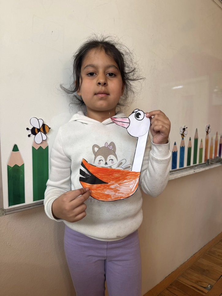 Малки творци посрещнаха пролетта с рисунки на щъркел.